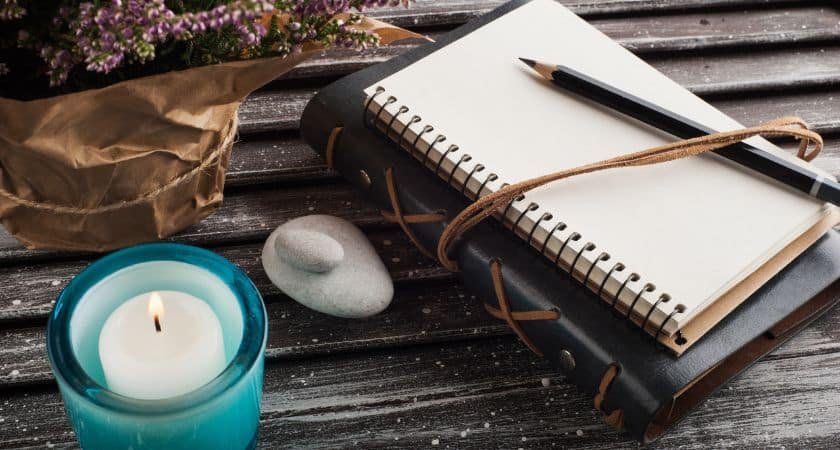 cuaderno lapiz sobre una mesa