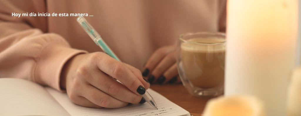 manos de mujer escribiendo en su diario de gratitud